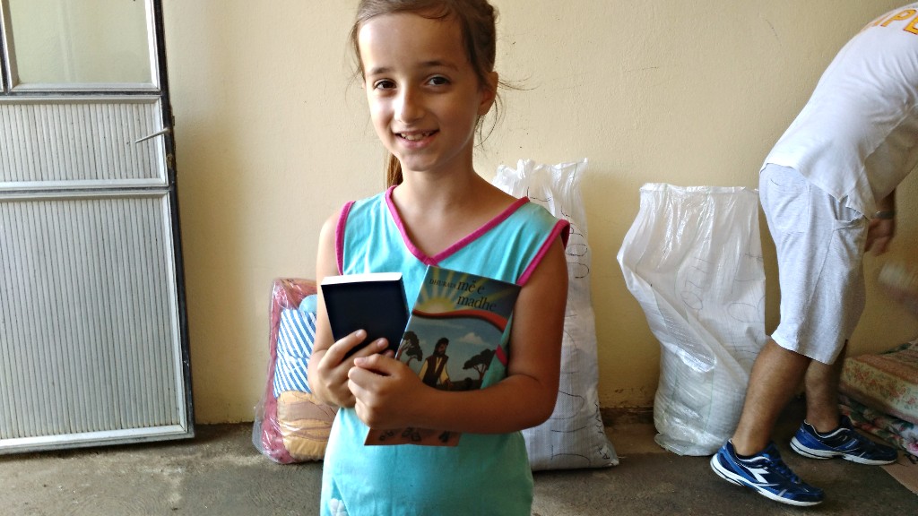 Unul dintre copii care a venit să ia o pâine și literatură creștină.