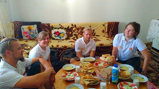 Echipa de finlandezi în familia lui Remzi.